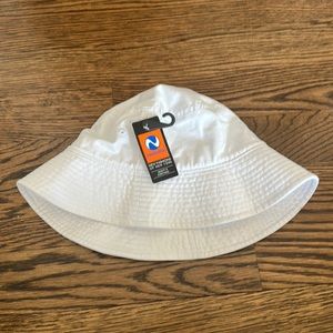 white newhattan bucket hat